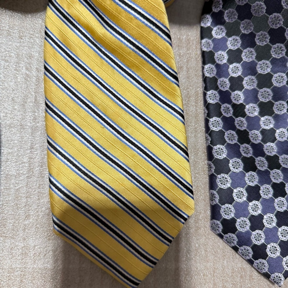 Chaps John Ashford‎ Bill Robinson Elegant Men's Tie Yellow Gray Navy Silk Geo - Picture 4 of 5